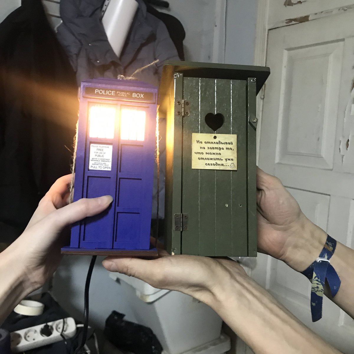 lunnoecianie's tweet photo. Слушательница на квартирнике подарила мне тардис-светильник

Владелец площадки: НИ СЛОВА БОЛЬШЕ, у меня есть, с чем сфоткать

......... https://t.co/xpkMJkZ2Vl