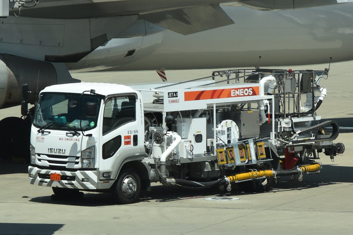 地方空港では見れない車両。 ハイドラントサービサーです。 架装は昭和