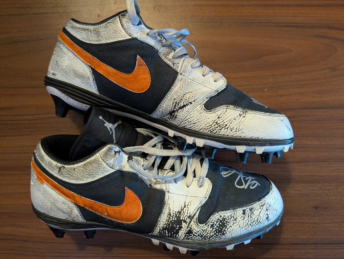 Desi_M's tweet image. Thank you @B1essah for the custom Jordan 1 cleats!  I'm pretty sure these were worn in the Rams game this season!  Absolutely love #JordanBrand for my collection!  Thanks again and have a great off season!

#JustAHobby #CleatCollector