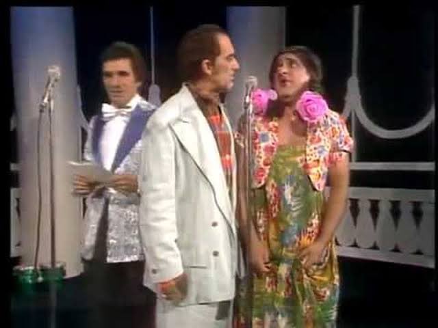 Curiosidade sobre um trecho da letra "Papai eu quero me casar": eu quero me casar com Marlon brando. Com Marlon Brando vc não casa bem. O Marlon brando mantegou a Maria Schineider e vai querer martegar vc tb. Essa letra se refere ao filme "o último tango em paris".  #Fantastico