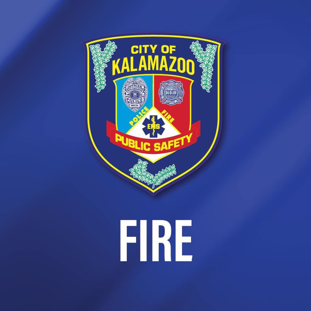 KalPublicSafety's tweet image. FIRE ALERT: Units are on scene of a working structure fire in the 800 block of E Walnut St. At this time it appears occupants were able to evacuate.

Please avoid this area.

#KDPS #Fire