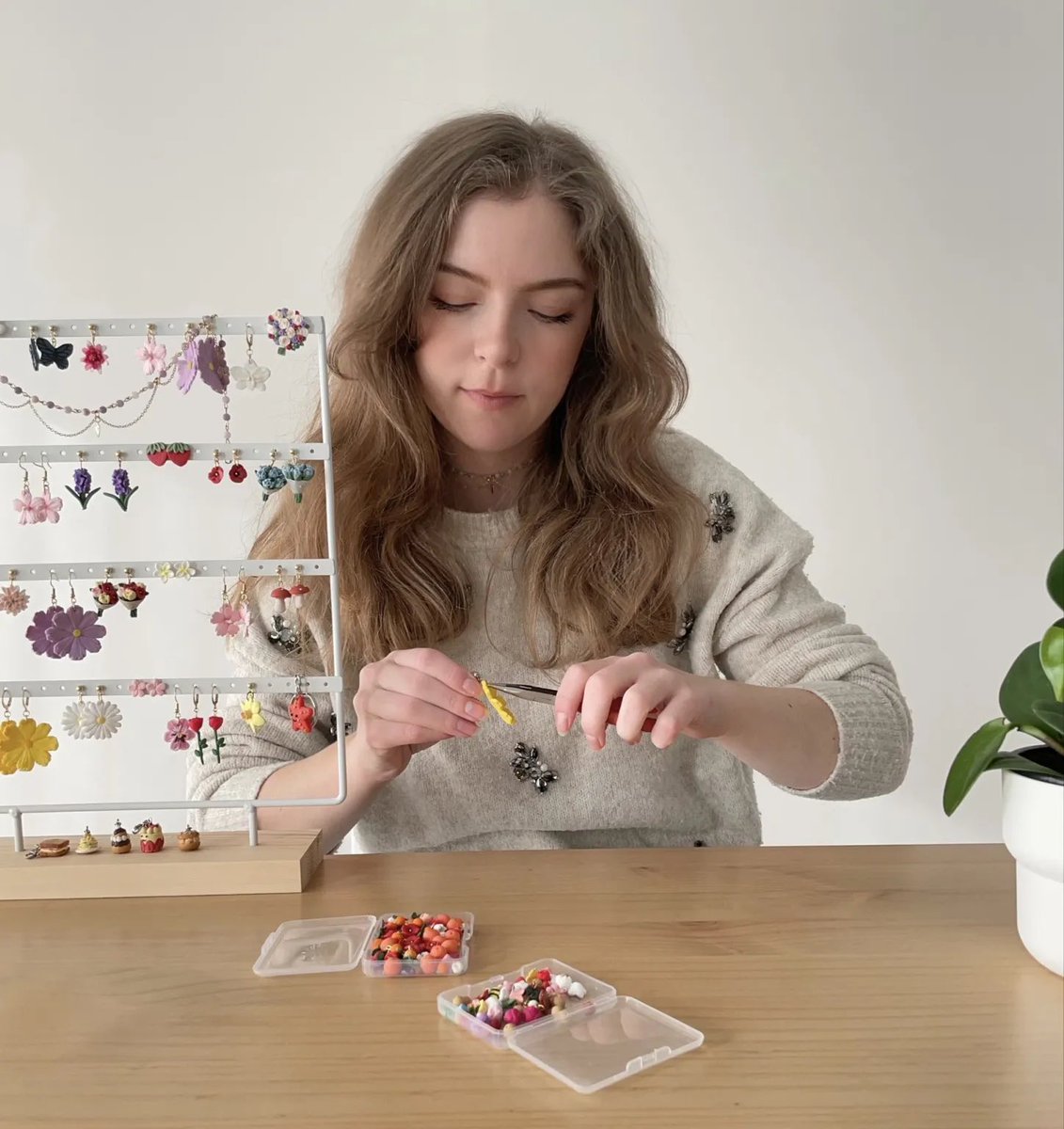 lucilestudio's tweet photo. Je voulais souhaiter la bienvenue aux nouveaux abonnés et surtout vous remercier !🤍

Je me présente, je m’appelle Lucile et je fais des bijoux en pâte polymère ainsi que des stickers inspirés par la nature, les fleurs et les petits animaux 🌸🐶 https://t.co/3SZnMGnPQ3