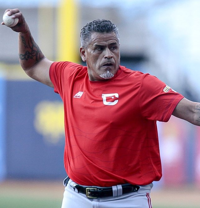 Soylegionario's tweet photo. Este caballero está a tan solo un juego de clasificar a la 3era Final seguida en la LVBP en las últimas 3 campañas como mánager.

Hoy no le tembló el pulso y metió a su cerrador Arnaldo Hernández en el 8vo con 2 outs y ante el MVP Renato Núñez.

Con ustedes el Sr. Henry Blanco 💣 https://t.co/JZKygFpvAA