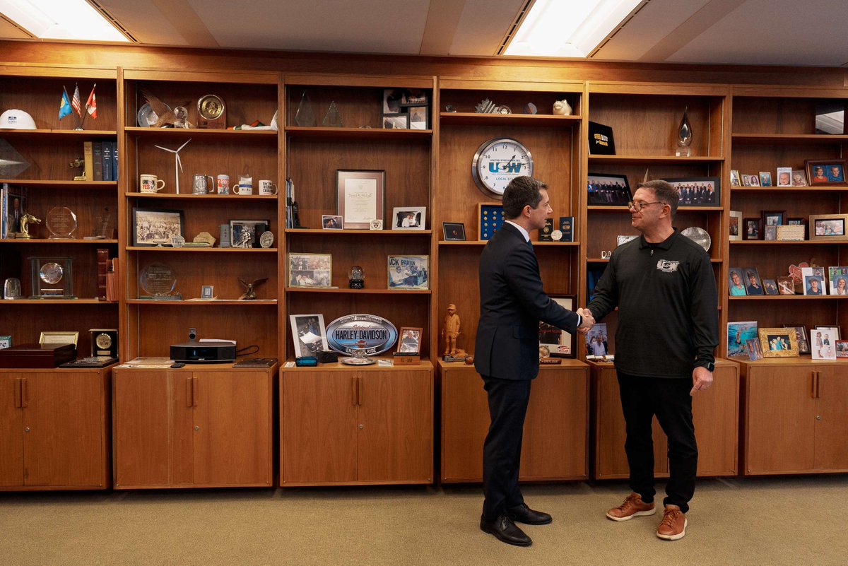SecretaryPete's tweet image. Joined United Steelworkers at their Pittsburgh headquarters to celebrate the progress we've made to create enormous job growth in manufacturing and construction as we rebuild our nation's infrastructure with made-in-America products.