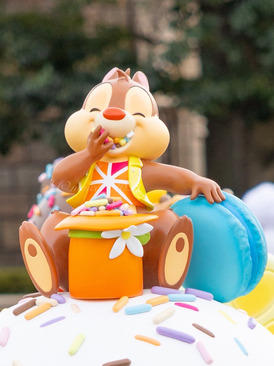 デールさん、それはカラースプレーっていってね…メインでバリボリ食べるお菓子ではないんだ…