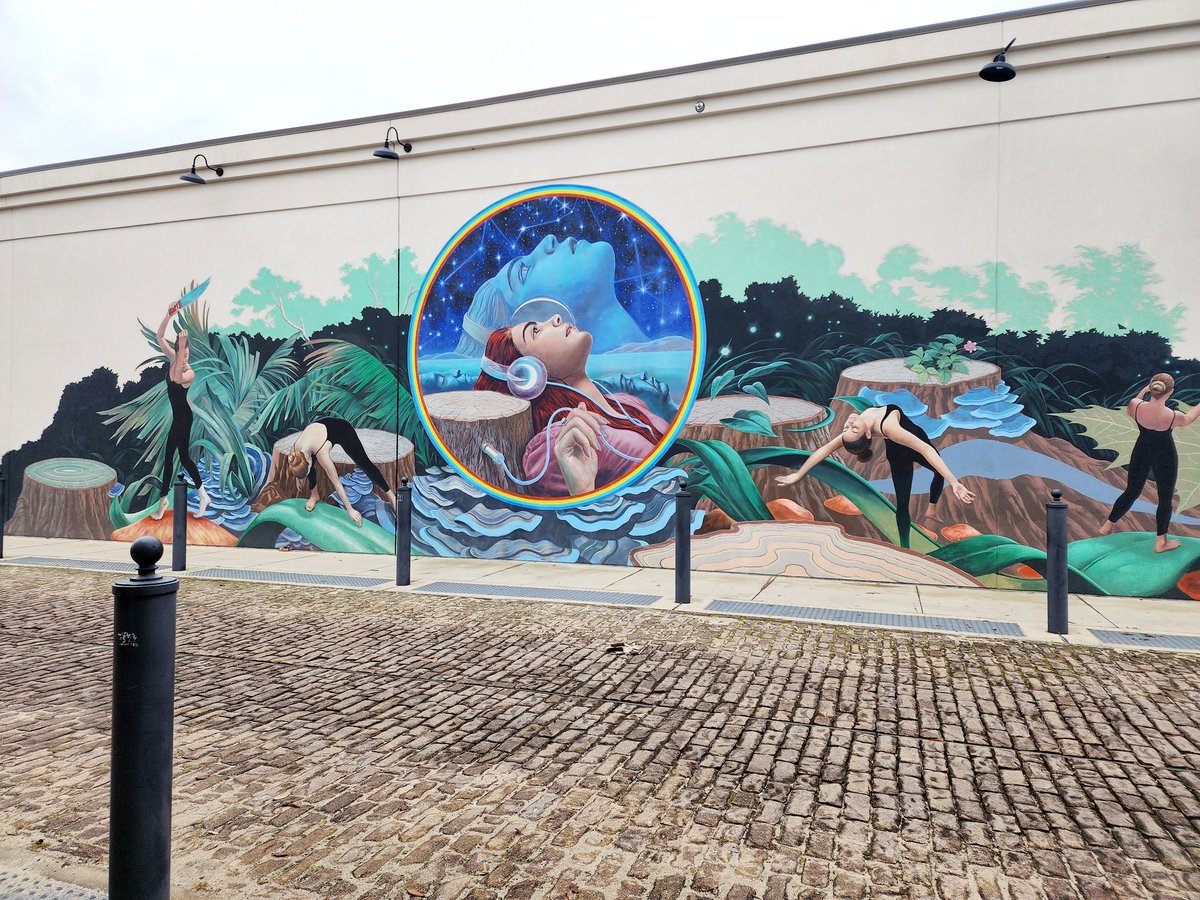 Hello my loves ❤️‍🔥
I hope you're all having a good start to 2025!
It's been eventful for us over here. 
I celebrated my 6th anniversary escape from my abusive ex-husband, I went to my first drag and burlesque show, and we've been exploring our new location.