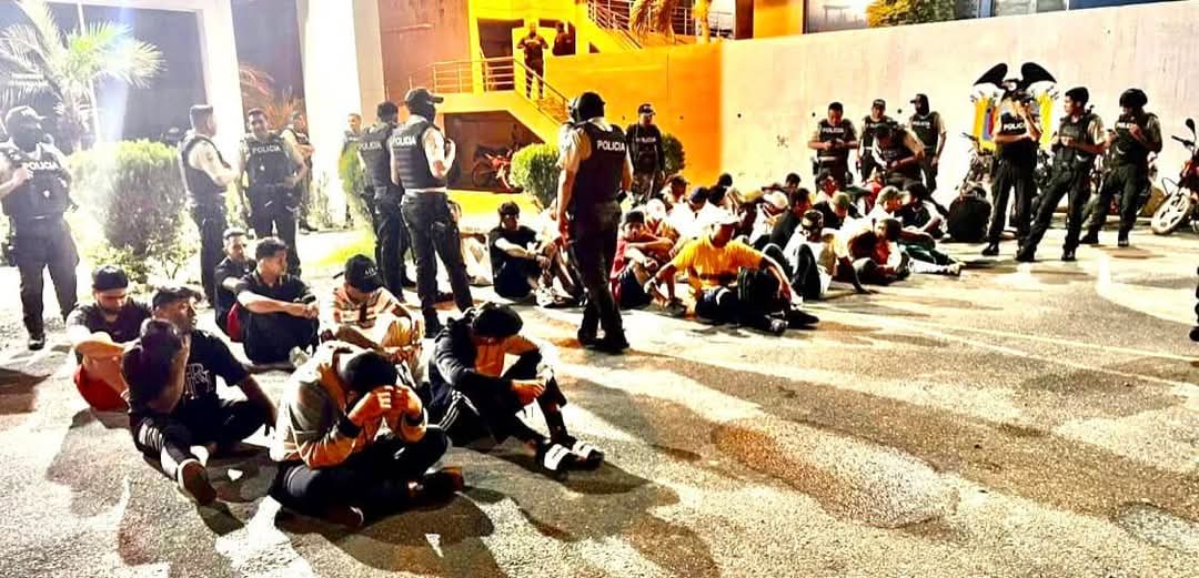 MinMedio's tweet photo. #Guayas
Durán, 43 integrantes de las organizaciones criminales ‘Latin Kings’ y ‘Chone Killers’ fueron detenidos en un operativo policial que duró 7 horas, entre los detenidos hay 4 adolescentes, de entre 12 y 16 años de edad. 
12 de los capturados registran antecedentes penales. https://t.co/awSBssmpEJ