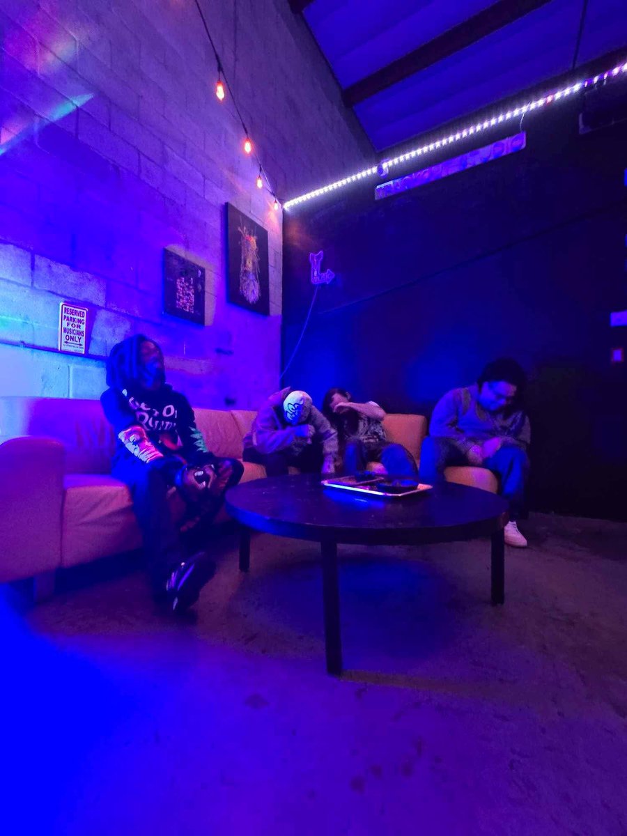 KiddKwest_DLC's tweet photo. So fire meeting Royal Skye (the daughter of Jason David Frank the Green Ranger) 
With @PeazoB &amp; @OGBaby_DLC at @TrackoutStudios https://t.co/28yfNbzNPq