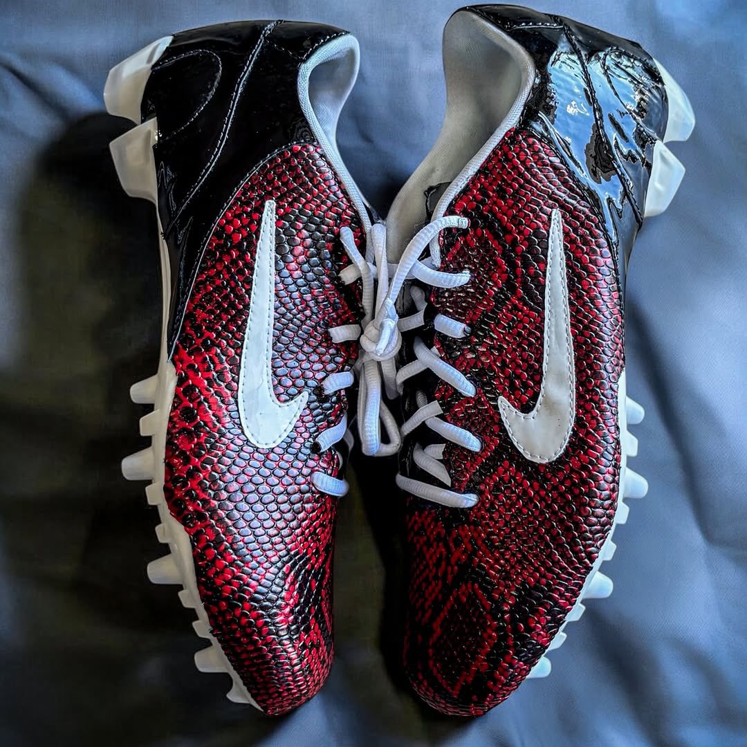 Custom Kobe cleats for Tampa’s Bucky Irving tonight 🏴‍☠️🐍

📷 <a href="/ChansCustoms/">Chans Customs</a>