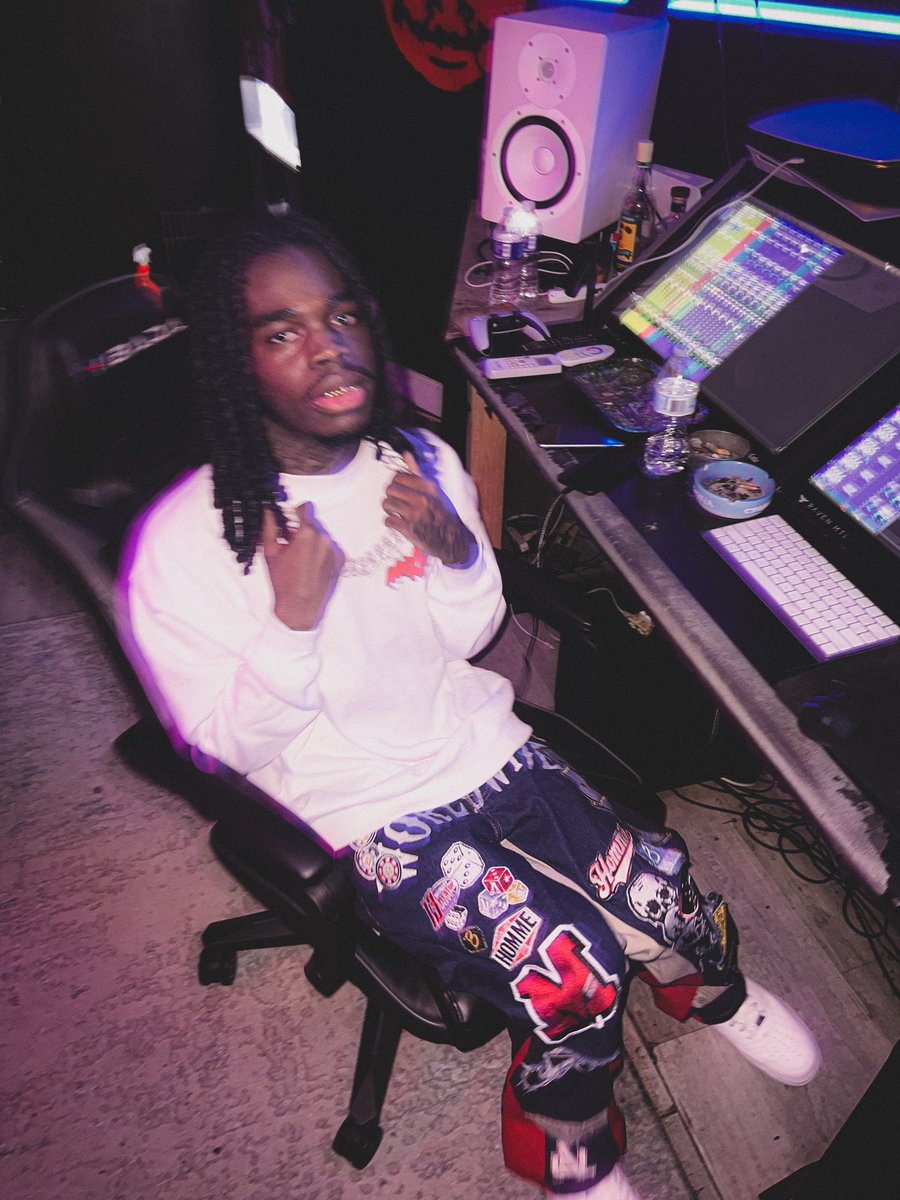 ccmbeatz's tweet photo. Bouta Be Turnt, Im Going Thru My Phase. Im One Foot In, The Other On The Pavement #Need100 https://t.co/7IL707uMaD