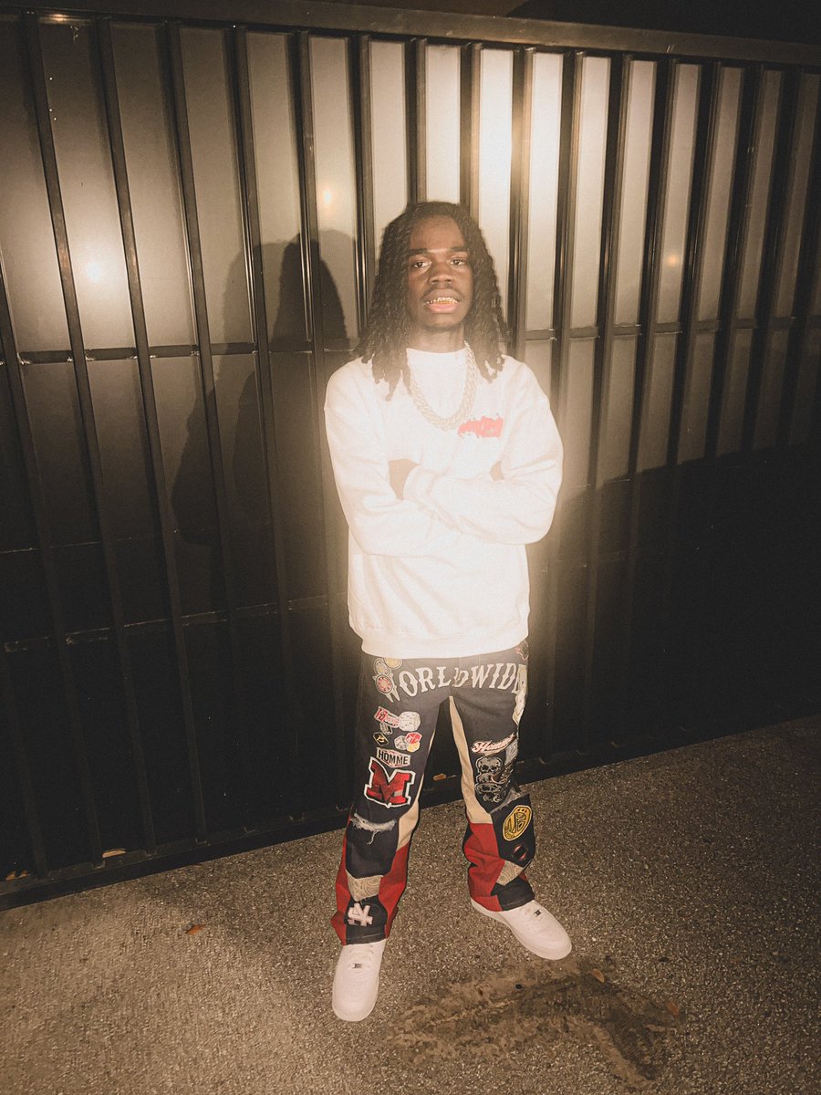 ccmbeatz's tweet photo. Bouta Be Turnt, Im Going Thru My Phase. Im One Foot In, The Other On The Pavement #Need100 https://t.co/7IL707uMaD
