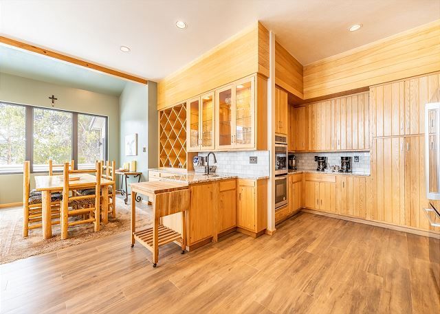 SCRetreats's tweet photo. This pet-friendly Keystone Ranch home is the dream vacation spot! 🌟 Relax in the private hot tub, unwind in the dry sauna, and take in breathtaking mountain views from the spacious deck. 

#colorado
#familyvacation
#mountains
#scenicviews
#vacationrental
#summitcounty
#keystone https://t.co/2CpINEQAjj
