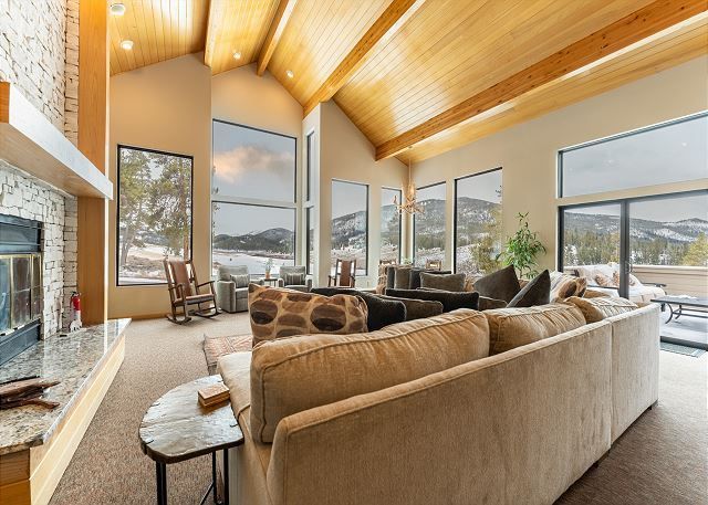 SCRetreats's tweet photo. This pet-friendly Keystone Ranch home is the dream vacation spot! 🌟 Relax in the private hot tub, unwind in the dry sauna, and take in breathtaking mountain views from the spacious deck. 

#colorado
#familyvacation
#mountains
#scenicviews
#vacationrental
#summitcounty
#keystone https://t.co/2CpINEQAjj