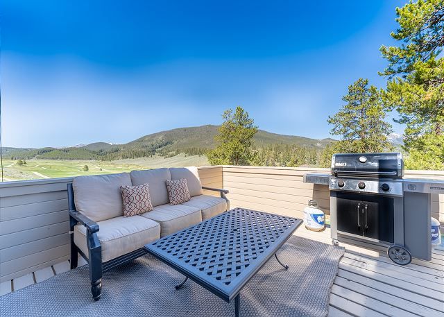 SCRetreats's tweet photo. This pet-friendly Keystone Ranch home is the dream vacation spot! 🌟 Relax in the private hot tub, unwind in the dry sauna, and take in breathtaking mountain views from the spacious deck. 

#colorado
#familyvacation
#mountains
#scenicviews
#vacationrental
#summitcounty
#keystone https://t.co/2CpINEQAjj