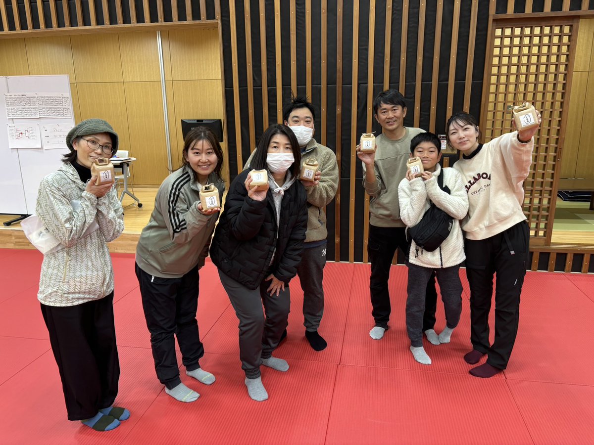 YokohamaBudokan's tweet photo. くじ引きなどで対象となったチームの方へ
武道舞(お米2合)をラッキー商品として贈呈🍚
また、参加の方全員へ同日に横浜武道館で行われた横浜エクセレンスホームゲームチケットをお渡しいたしました🏀
武道舞を食べて寒い冬を乗り越えてください☆
#横浜武道館　#お米　#横浜エクセレンス　#進緑深縁 https://t.co/8zXh4rtAdS