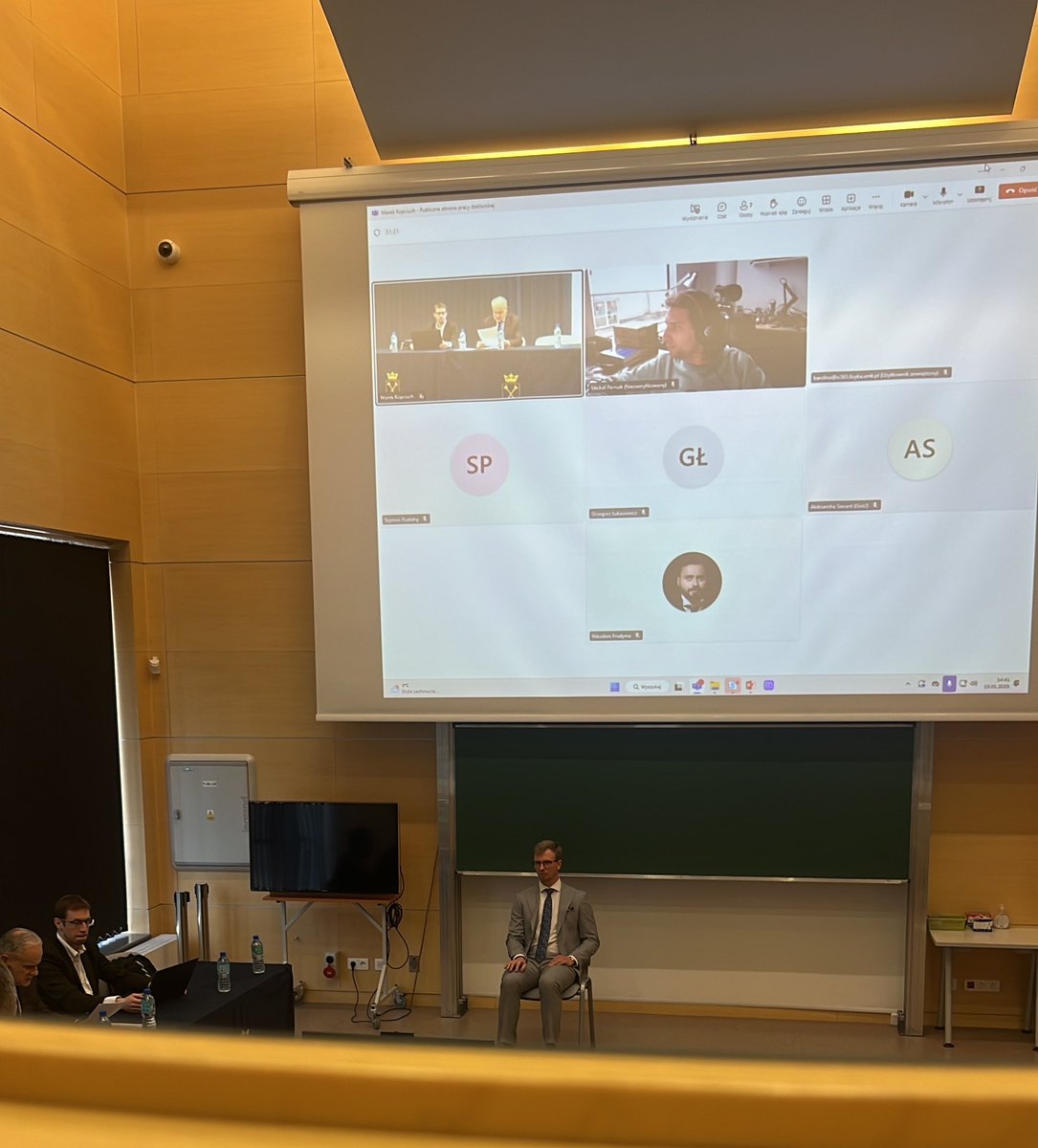 ExcitingAtomees's tweet photo. 🎉 Another successful PhD defense in our group! On Jan 10th, Marek  Kopciuch impressed the referees and earned summa cum laude. Congrats,  Marek, and best of luck with new challenges! 🌟 #PhD #Success https://t.co/a5muru14CX