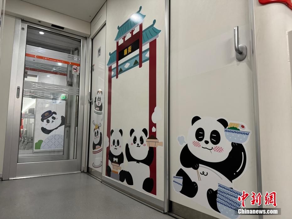 PDChinese's tweet photo. 【高鐵“香港熊貓專列”啟程】香港鐵路有限公司聯同香港旅遊發展局11日起推出高鐵“香港熊貓專列”，為往返香港西九龍站、廣東廣州南站、深圳北站及福田站的旅客帶來“萌”趣橫生的乘車體驗。據悉，該專列由港鐵“動感號”變身而來，是香港唯一在車身內外均布置有大熊貓元素的列車。 https://t.co/O1CyvgBtnP