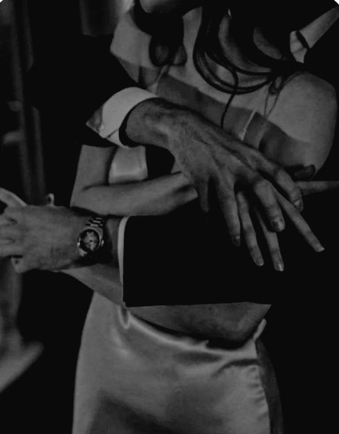 🤍🖤🤍

        Hay fantasías...

       Que ni siquiera sabes que tienes,
           Hasta qué entras en sintonía,
                  Con la mente correcta,

 Y tu sinfonía, es la melodía perfecta.."

.