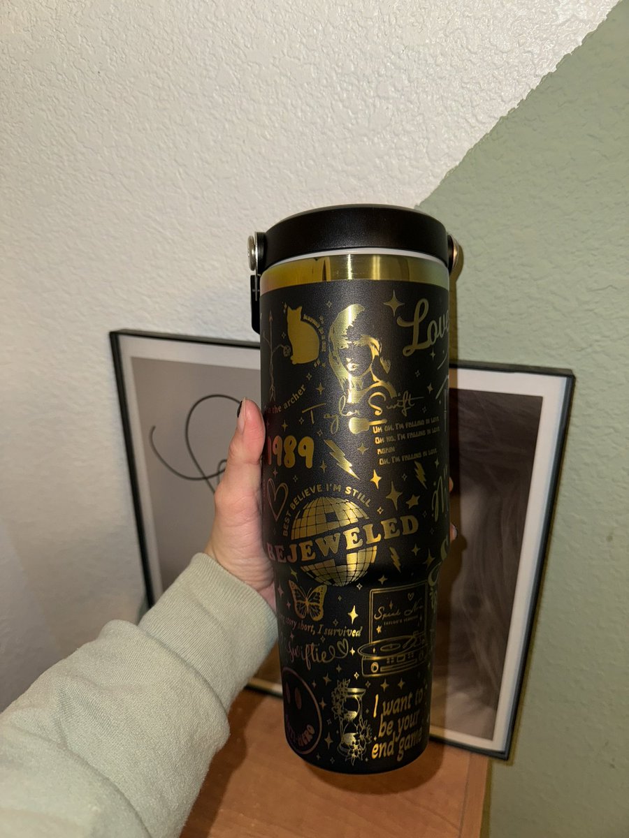 crestfallenrep's tweet photo. i meant to share this stunning taylor themed water bottle my sister got me for christmas. look at her!! https://t.co/RM0UnpC8aK