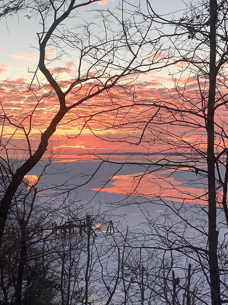 Lessunderl22's tweet photo. @JustinWeather Yes! Reflection of the sky made a lava-like “river” on the Chesapeake Bay at sunset tonight. Stunning! https://t.co/NyNQUvqdH4