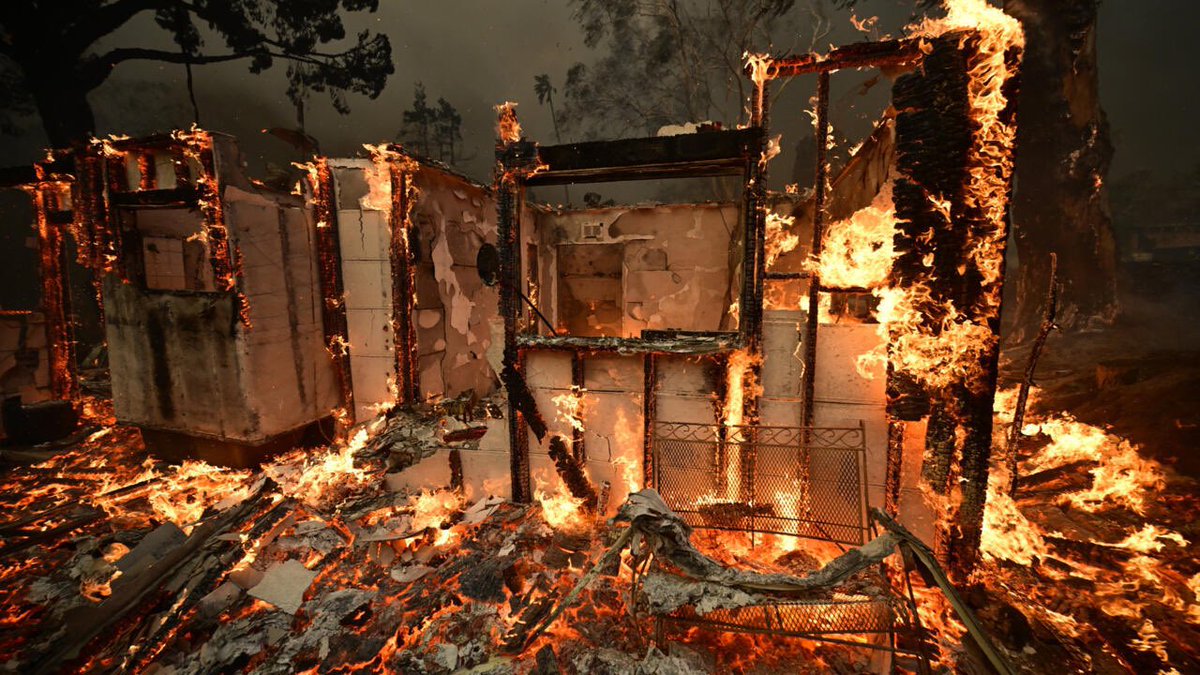 PoisonDeathShot's tweet photo. 🧐 True? There’s “California” &amp; the “State of California.” One is the land, the other is a corporate entity controlled by Washington, D.C., itself a corporate headquarters.
The “State of” anything means you’re dealing w/ the corporate side, not the land or the people. #Actof1871 https://t.co/QPLzk7XmSN