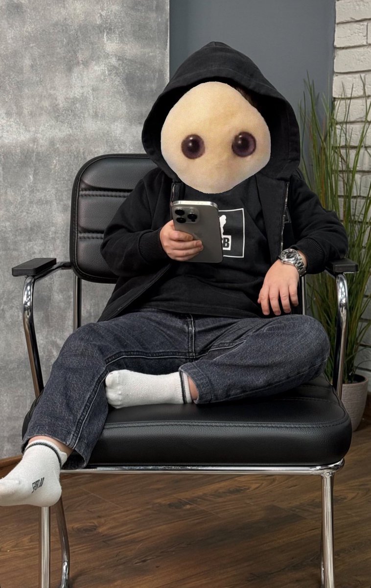 earl checking the chart mooning