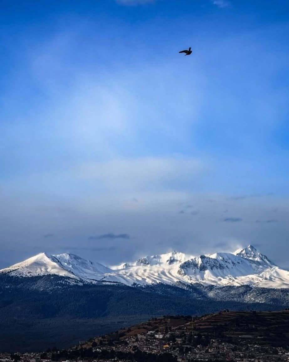 TolDulce's tweet photo. Así luce el Nevado de Toluca. Majestuoso e Imponente. 
La temperatura descendiendo pero el paisaje es hermoso 
#volcanes #ريال_مدريد_برشلونه https://t.co/9YDbuhkBOV