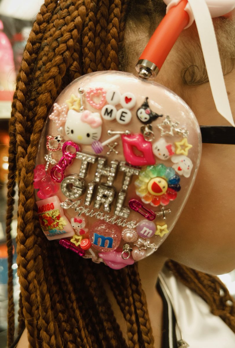 reallyryryyy's tweet photo. “tht girl” custom junk airpod max case 
🎀🫧🌈🫶🏽 @junkyteles 

 DM To Book 🪩🎀🕸️🩷
-
-
-
-

#100k #smallbusiness #blackowned #supportsmallbusiness
#explorepage #junkcases #junkcase #smallbusinessowner #viral #supportsmallbiz #junkyteles #customjunkcase https://t.co/xwfiqxyqs7