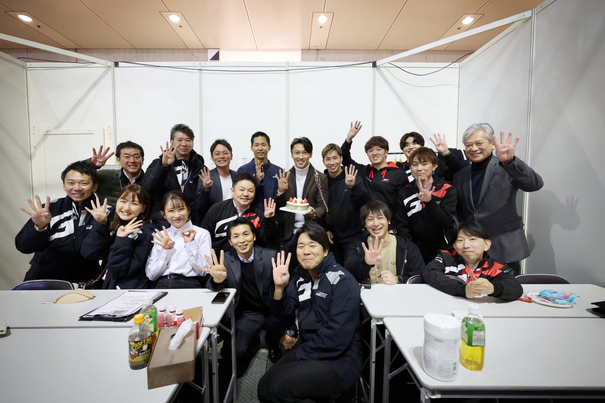 kazuki_info's tweet photo. 気がついたら40代に突入しておりました😳

オートサロンの現場でサプライズでお祝いしていただいた家庭的なTGRの皆さんに感謝です😊

会場でお声がけいただいた皆さんも、ありがとうございました！ https://t.co/4aFalNX6R1