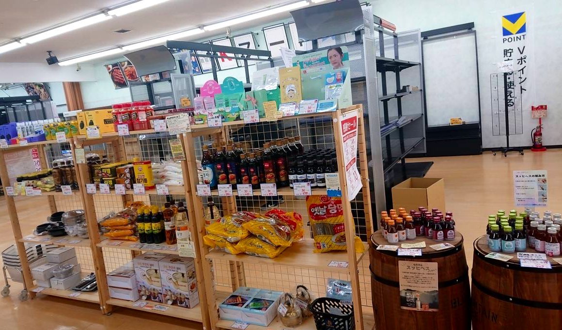 AzHirai_tsutaya's tweet photo. ＼ 感謝セール💫 ／

本日最終営業日です😢

🉐最後の三連休
　文具は40%オフに！🉐

🉐韓国食品・雑貨は
　最後の大セール中！！🉐

残り在庫はわずかです！

ご来店お待ちしております🐍✨

#TSUTAYAAZ平井店 #文具 
#書店 #本屋 #岡山市中区 #閉店セール https://t.co/aE5jnMAGVp