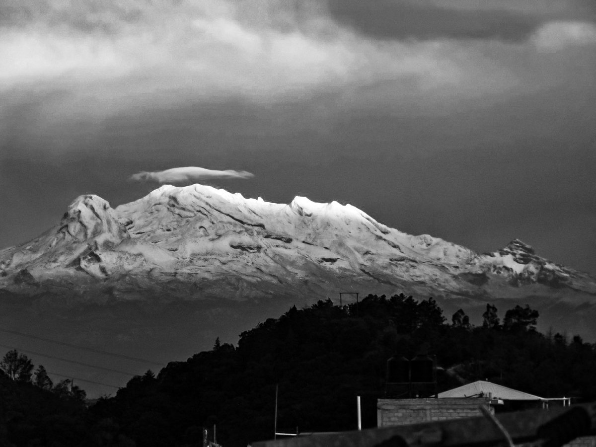 Kiiroon's tweet photo. #Popocatépetl #Iztaccíhuatl #CDMX #nevadas #Tlalpan https://t.co/WaSggL7BLi