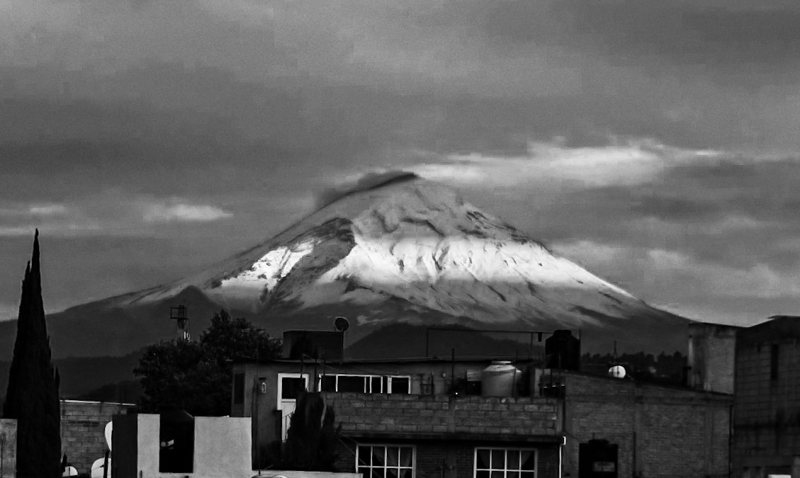Kiiroon's tweet photo. #Popocatépetl #Iztaccíhuatl #CDMX #nevadas #Tlalpan https://t.co/WaSggL7BLi