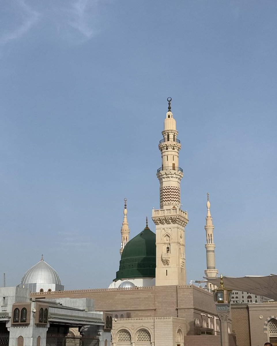 Allāhumma ṣalli ʿalā Muḥammad wa ʿalā āli Muḥammad, kamā ṣallayta ʿalā Ibrāhīm, wa ʿalā āli Ibrāhīm innaka ḥamīdun majīd

Allāhumma bārik ʿalā Muḥammad wa ʿalā āli Muḥammad, kamā bārakta ʿalā Ibrāhīm, wa ʿalā āli Ibrāhīm innaka ḥamīdun majīd