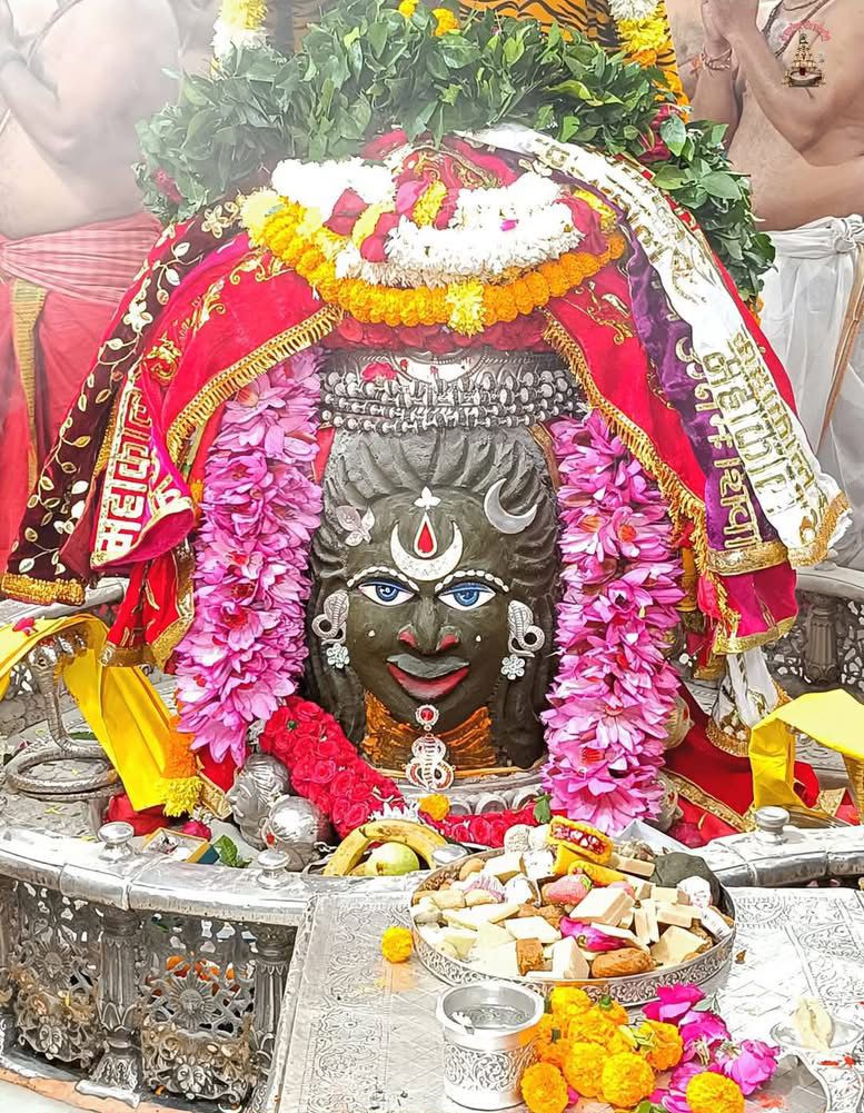 vedic_sanskar's tweet photo. 🙏🌹जय श्री #महाकाल 🌹🙏

श्री #महाकालेश्वर #ज्योतिर्लिंग का आज का #भस्म आरती श्रृंगार दर्शन

🔱पौष, शुक्ल पक्ष, तिथि-चतुर्दशी, संवत् 2081 (सोमवार) 13 जनवरी 2025🔱

💐🙏🌹🔱#ॐ_नमः_शिवाय🔱🌹🙏💐

#mahakaleshwar #Mahakal #Ujjain #Mahadev #Bholenath #shivshakti #InnerPeace #Hinduism https://t.co/MGIF0ly0Qe