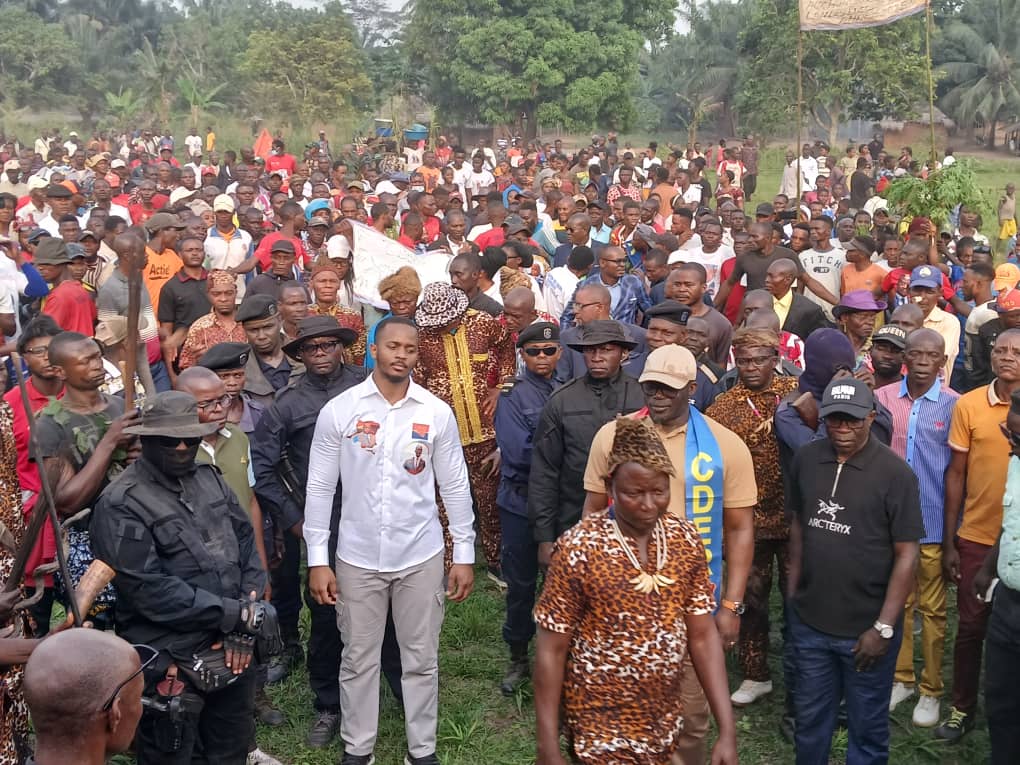 OEyenga81664's tweet photo. 🚨RDC, vacances parlementaire, le sénateur #willyBussa et l'ho. @LandryBussa sont accueillis chaleureusement par les abeilles 🐝 de ndolo-liboko, le village natal de nos acteurs politiques ce 11/01/2025, le changement c'est maintenant 🇨🇩💪 https://t.co/GRHojjvsKZ