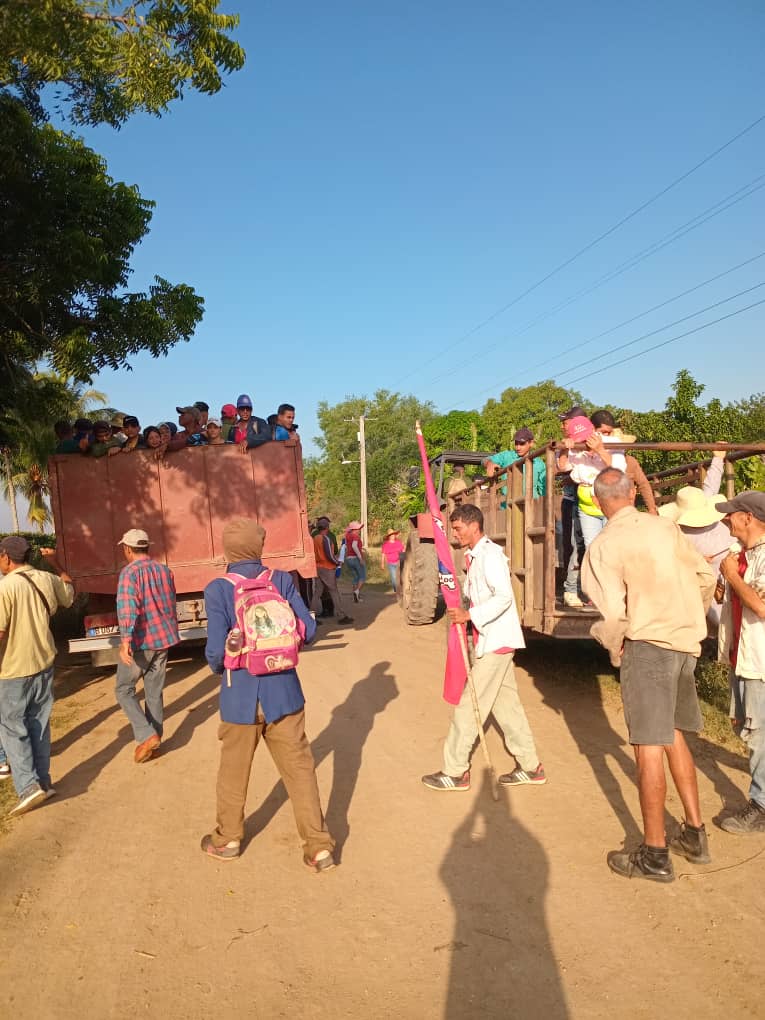 Leonard38227794's tweet photo. Excelente jornada de trabajo voluntario en #CautoCristo, aportando a la producción de alimentos, siembra de tomate. 
#ConLaFuezaDeLaUnidad 
#ProvinciaGranma 
#Cuba 🇨🇺 https://t.co/cafKsY6OLd