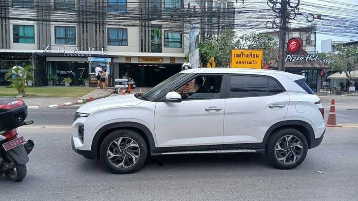 ThaigerNews's tweet image. A foreign driver in Phuket was caught after a dramatic hit-and-run and chase, thanks to the bravery of local hero Teerawut! 🚗💨 The incident sparked lively discussions online. What would you do in this situation? #PhuketNews #HeroicActions