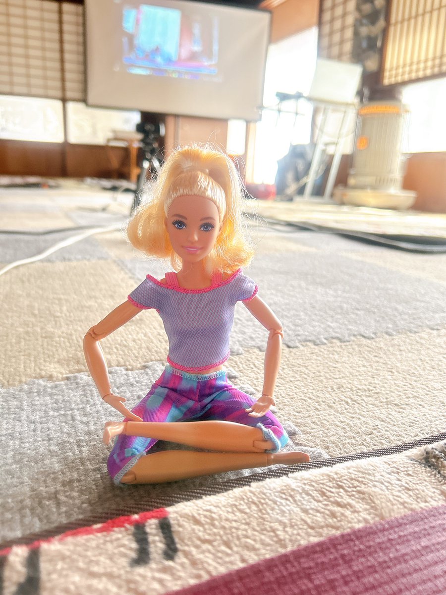 aya_0124_'s tweet photo. アップカルチャー教室 月曜クラス
2025年初レッスンでした🧘‍♀️
月は蟹座。満月前日🌕
寒くてガチガチになった身体…。
しっかり温めてから、肩周りを中心にほぐして足周りも伸ばしました。
満月の時はゆったりとした動きと股関節あたりを緩めるアーサナがオススメです
じんわりと汗もかいてスッキリ✨️ https://t.co/Za6wT81BAb