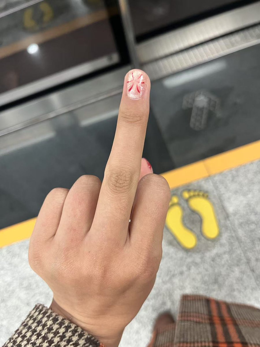 wikiwiki787's tweet photo. Look, my new manicure. https://t.co/LAele0vYyF