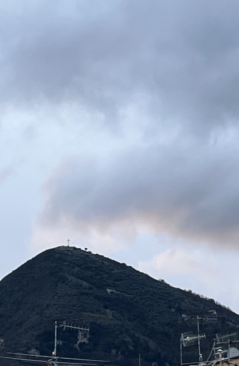 Buongiorno da Castellammare di Stabia con gli insoliti colori delle prime ore del giorno: il rosso e il nero 
#13gennaio