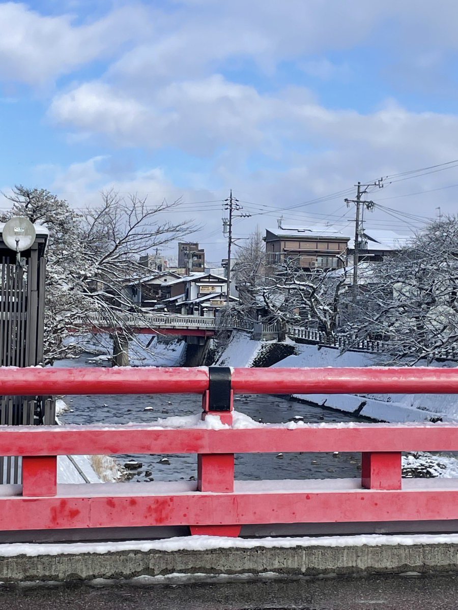TKYMa2ri's tweet photo. 本日岐阜高山市からのお写真です！❄️

朝方また少し雪が降ったのですが今は止んでおります☺️
一面雪景色でとっても綺麗です☺️

高山陣屋と赤い橋から祭ラーメンが見えます🏠🍜

#ラーメン 
#牛骨ラーメン 
#飛騨牛骨高山ラーメン祭
#飛騨高山
#飛騨高山グルメ
#岐阜グルメ
#名古屋グルメ
#ramenmatsuri https://t.co/TyioFBiXRh