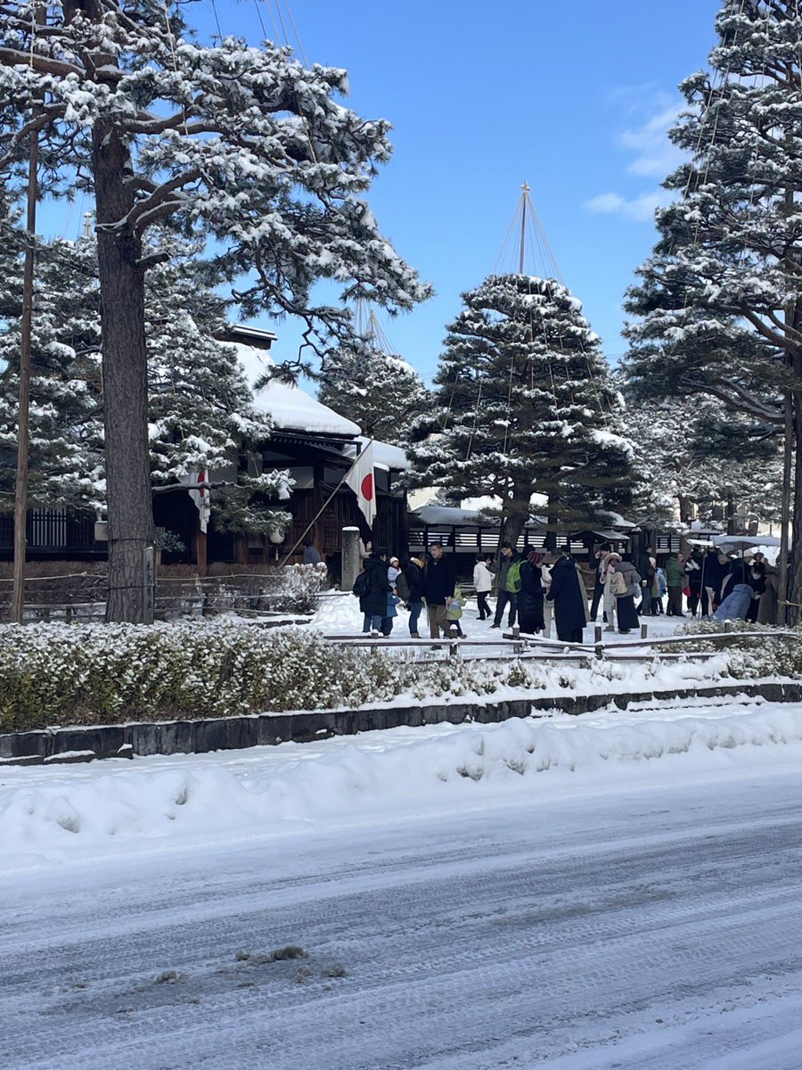 TKYMa2ri's tweet photo. 本日岐阜高山市からのお写真です！❄️

朝方また少し雪が降ったのですが今は止んでおります☺️
一面雪景色でとっても綺麗です☺️

高山陣屋と赤い橋から祭ラーメンが見えます🏠🍜

#ラーメン 
#牛骨ラーメン 
#飛騨牛骨高山ラーメン祭
#飛騨高山
#飛騨高山グルメ
#岐阜グルメ
#名古屋グルメ
#ramenmatsuri https://t.co/TyioFBiXRh
