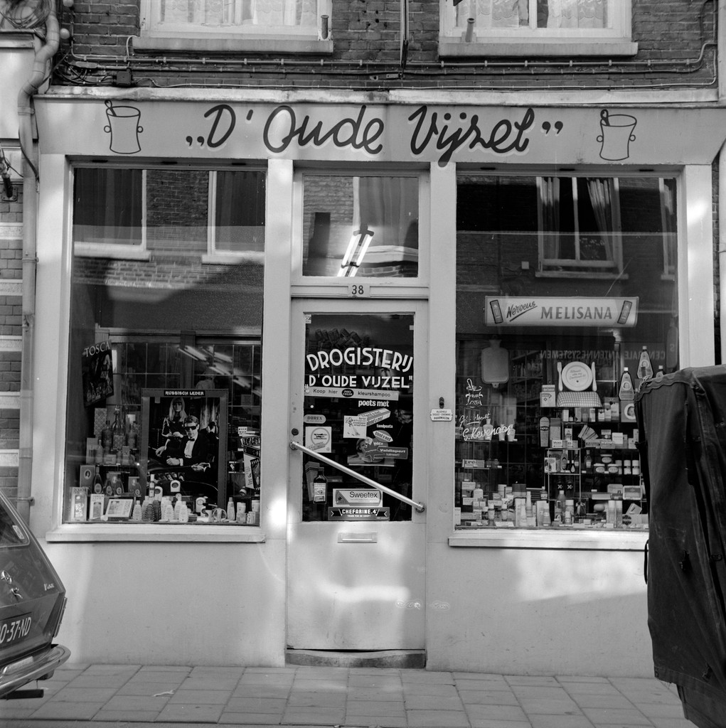 De etalage van de drogisterij D'Oude Vijzel van G. Kevenaar die gevestigd was aan de Nieuwstad 38 in #Arnhem. Deze foto is gemaakt in maart 1971. (Bron: 1501-04 - 8867, Gelders Archief, CC0 1.0 licentie)