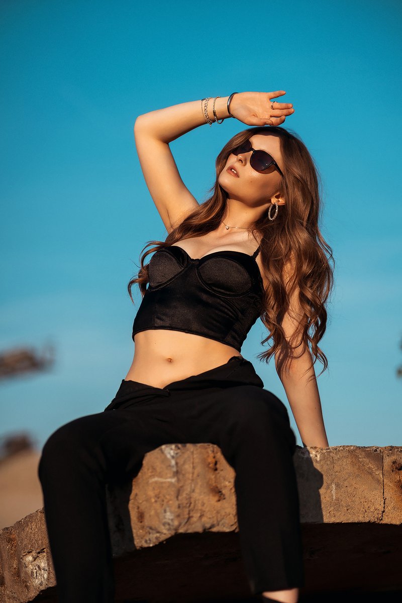 #kucil #kucilphotography #goggles #sunshine #allblack #bluesky #urbanshot #boobs