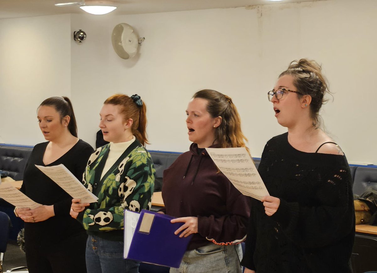 AlbaChoir's tweet photo. Bliadhna mhath ùr dhuibh uile / Happy New Year! What better way to kick off 2025 than with a rehearsal for an exciting upcoming performance. Music, fun &amp; friendship with some of our favourite people ❤️

#gaelic #gàidhlig #cleachdi #choir #acapella #còisiralba https://t.co/K7fUl2gBhH