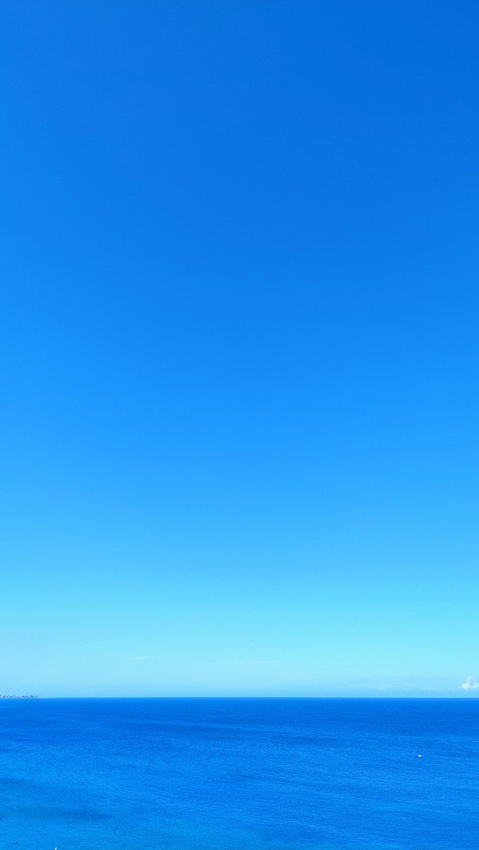 🌊 ¡Entre el sol, la arena y el sonido de las olas, me doy cuenta de que la playa es el único lugar donde mi única preocupación es si mi bronceado queda parejo. ☀️😎