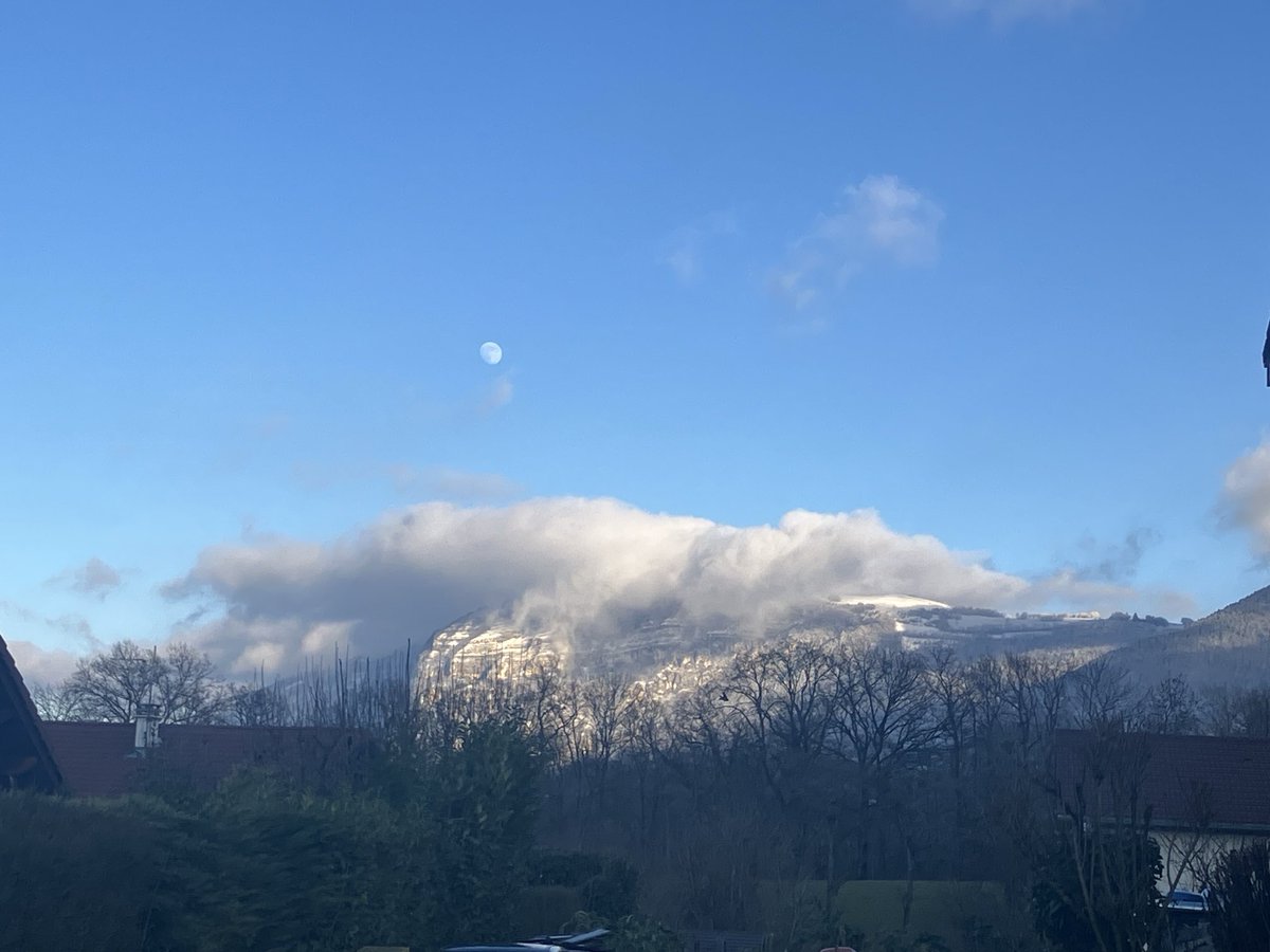 gregomaggie's tweet photo. Le Salève sous la neige et les nuages 🏔️❄️☁️ quel beau paysage hivernal 😍 https://t.co/YlVm4O5Gsw