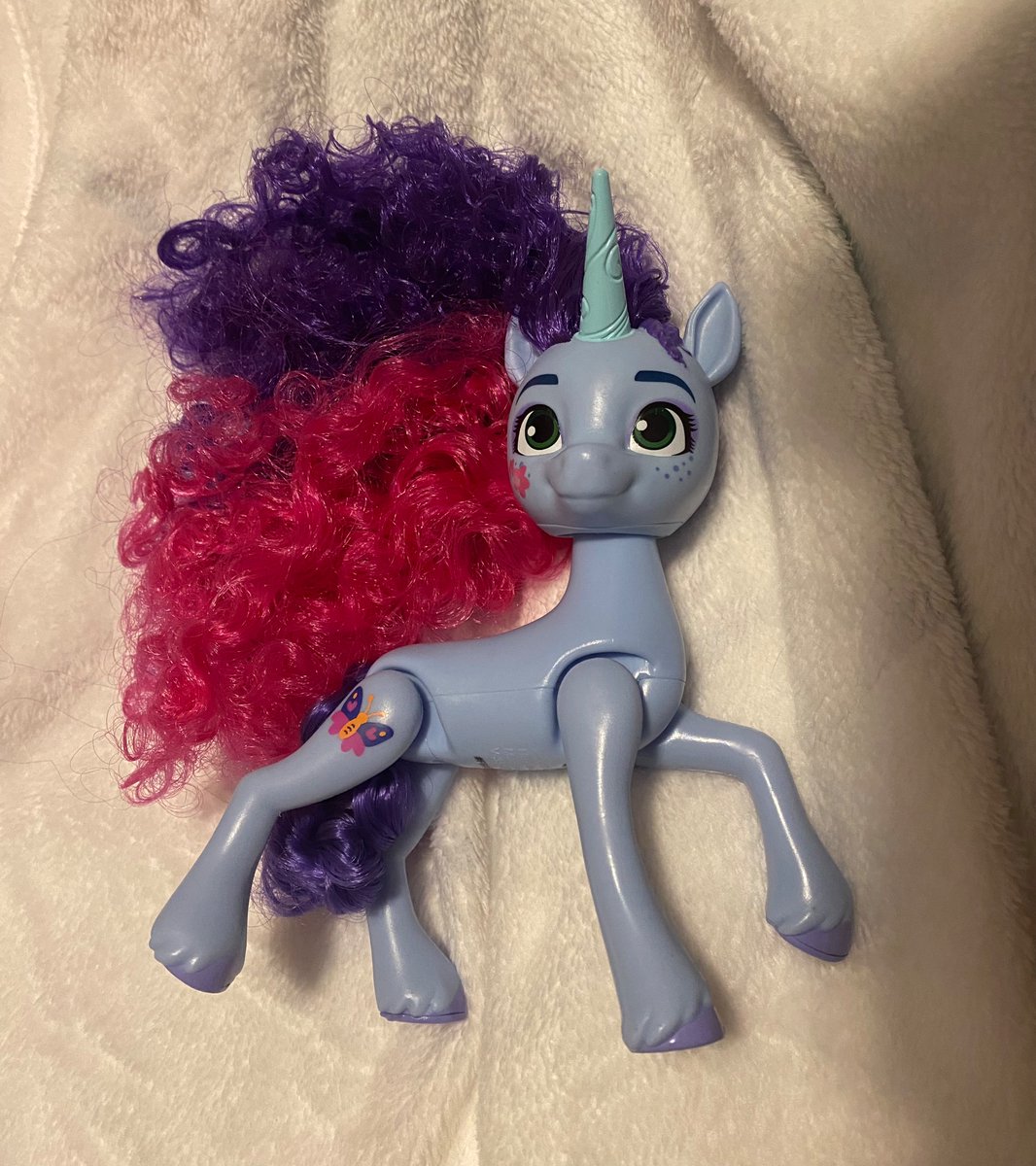 radrat777's tweet photo. SHES SO CUTE she has such soft hair and her hooves are painted purple with hearts... and a ball jointed head... 😭 https://t.co/rfmGTmOmKk
