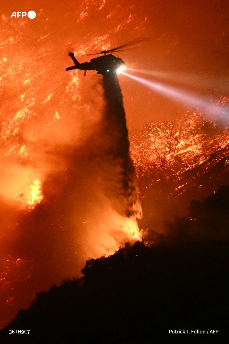 afpfr's tweet photo. 🚒  🇺🇸  Le bilan des incendies de Los Angeles s'est alourdi à 24 morts, selon le service de médecine légale du comté de Los Angeles. La ville se prépare à un retour des vents violents jusqu'à mercredi, qui va compliquer le travail des pompiers #AFP https://t.co/3EN3z0Ggp7