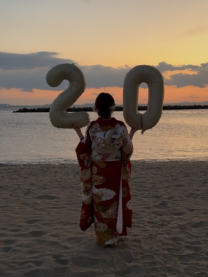 tan19e's tweet photo. 成人しました。
高3、浪人期に辛いことがあった時、夜中にお母さんが連れ出してくれた海に振袖姿で訪れることができたこと、成人式に笑顔で参加することができたことが本当に本当に嬉しかった。
だいじょうぶ、ちゃんと前に進めてる。少しずつ自分のことを認めてあげられてる。 https://t.co/MDNUneRgWv